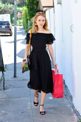 AnnaSophia Robb Looks Chic – Having Some Retail Therapy in LA