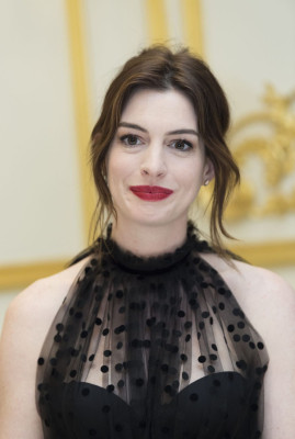 Anne Hathaway – “The Hustle” Press Conference in NYC