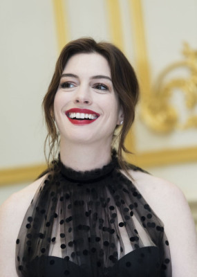Anne Hathaway – “The Hustle” Press Conference in NYC