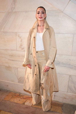 Anne Hathaway – at Ralph Lauren Fall 2025 Fashion Show