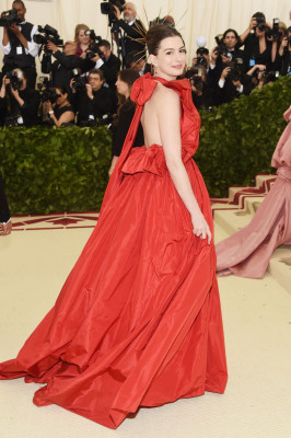 Anne Hathaway – MET Gala 2018