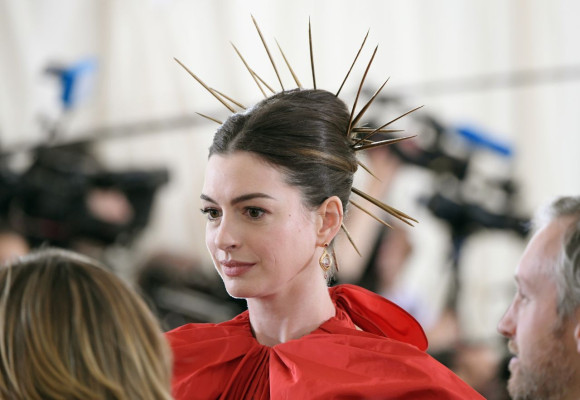 Anne Hathaway – MET Gala 2018