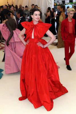 Anne Hathaway – MET Gala 2018