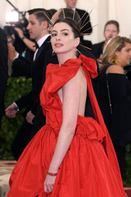 Anne Hathaway – MET Gala 2018