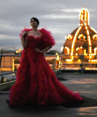Anne Hathaway by Greg Williams (Harrods, London) // 2020