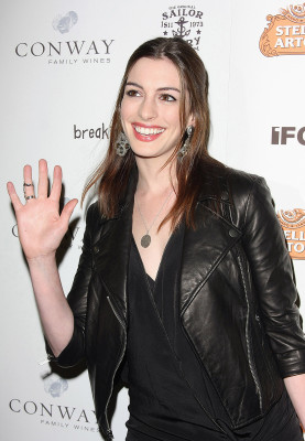 photo 24 in Anne Hathaway gallery [id316083] 2010-11-22 00:00:00
