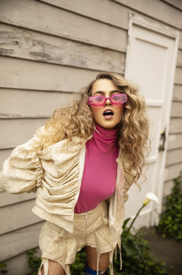 Anne Winters – LADYGUNN Magazine April 2019