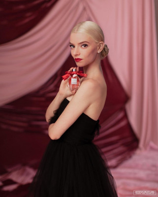Anya Taylor-Joy by Pip for Viktor &amp; Rolf Flowerbomb Nectar Deluxe Gift Set 2021