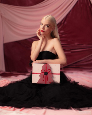 Anya Taylor-Joy by Pip for Viktor &amp; Rolf Flowerbomb Nectar Deluxe Gift Set 2021