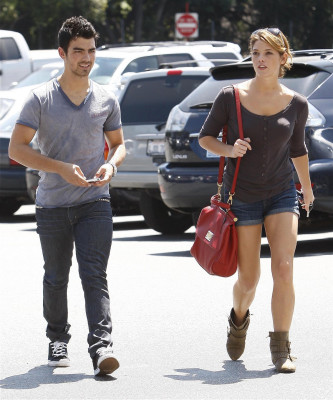 photo 24 in Ashley Greene gallery [id287350] 2010-08-19 00:00:00