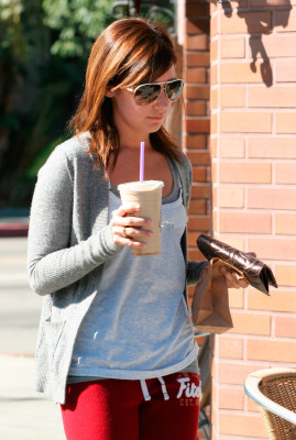 photo 19 in Ashley Tisdale gallery [id159660] 2009-05-22 00:00:00