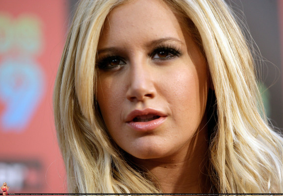 photo 28 in Ashley Tisdale gallery [id201828] 2009-11-04 00:00:00