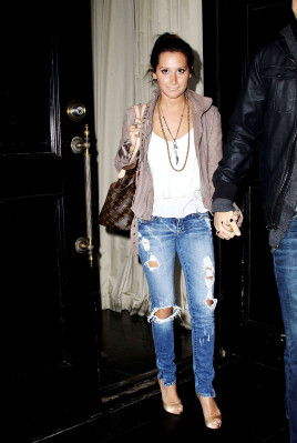 photo 6 in Ashley Tisdale gallery [id266317] 2010-05-24 00:00:00