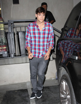 photo 24 in Ashton Cutcher gallery [id542357] 2012-07-31 00:00:00