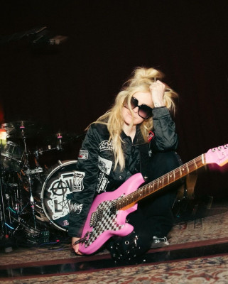 Avril Lavigne – Performing on Stage Photos