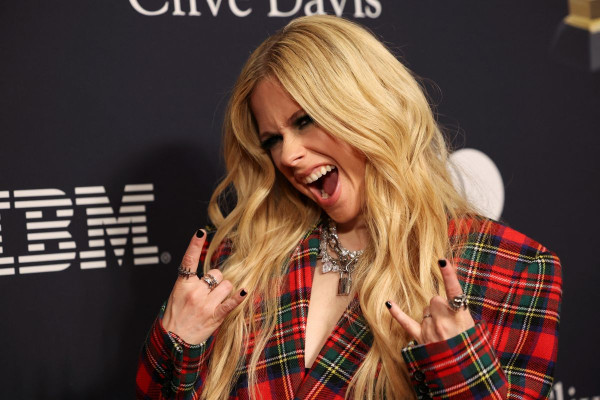 Avril Lavigne – Clive Davis Pre-Grammy Gala in Los Angeles