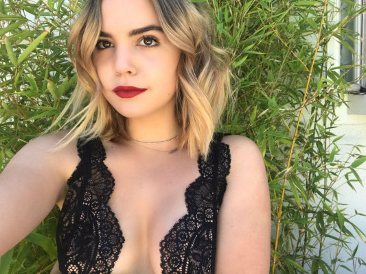 Bailee Madison – Social Media