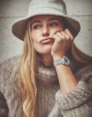 Bar Refaeli ~ Elle Spain December 2022