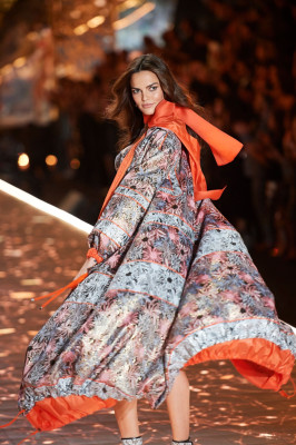 Barbara Fialho - Vctoria`s Secret Fashion Show 2018 