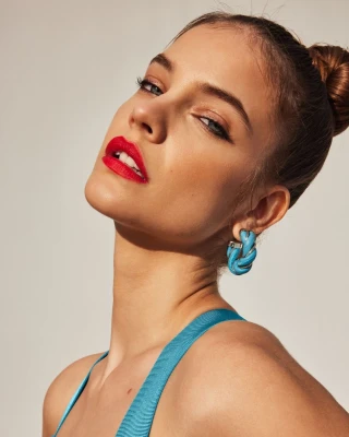 Barbara Palvin - Alo (2022)