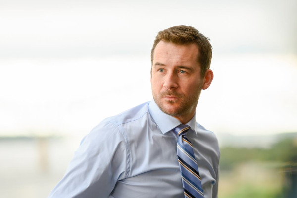 Barry Sloane - Bluff City Law (2019) 1x04 &#039;Fire In A Crowded Theater&#039;