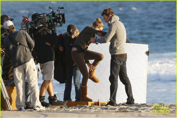 Barry Sloane - Revenge (2013) 3x07 &#039;Resurgence&#039; On Set in Malibu 09/25/2013