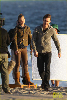 Barry Sloane - Revenge (2013) 3x07 &#039;Resurgence&#039; On Set in Malibu 09/25/2013