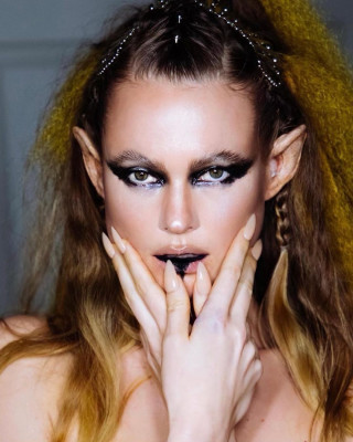 Behati Prinsloo - Maroon 5 &#039;Lost&#039; Music Video | 2021