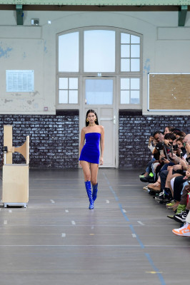 Bella Hadid - Off-White Fall/Winter 2021 - Runway