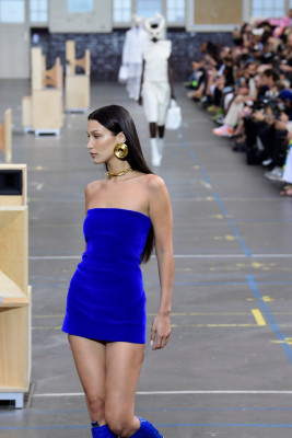 Bella Hadid - Off-White Fall/Winter 2021 - Runway