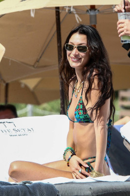 Bella Hadid - Miami 11/14/2021