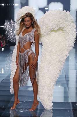 Bella Hadid – Runway at Victoria’s Secret Fashion Show 2025
