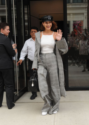 Bella Hadid Looks Stylish – Leaving Her Apartment in Manhattan
