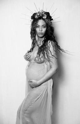 Beyonce – Maternity Photoshoot 2017