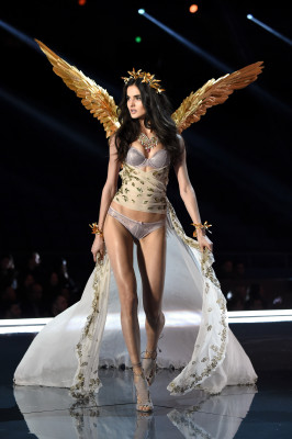 Blanca Padilla – 2017 Victoria’s Secret Fashion Show Runway in Shanghai