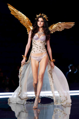 Blanca Padilla – 2017 Victoria’s Secret Fashion Show Runway in Shanghai