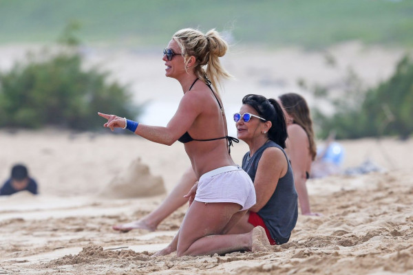Britney Spears Beach Bikini Fun in Kauai, Hawaii, April 2017