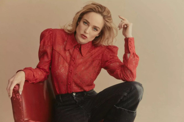 Caity Lotz – Pulse Spikes March 2020