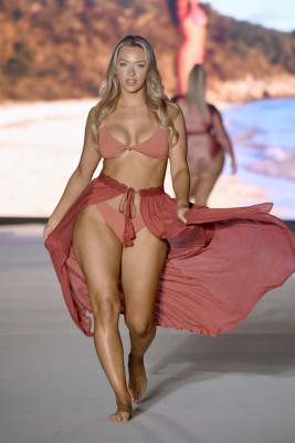 Camille Kostek pic #1198577