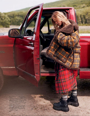CAMILLE ROWE in Elle Magazine, Italy December 2019