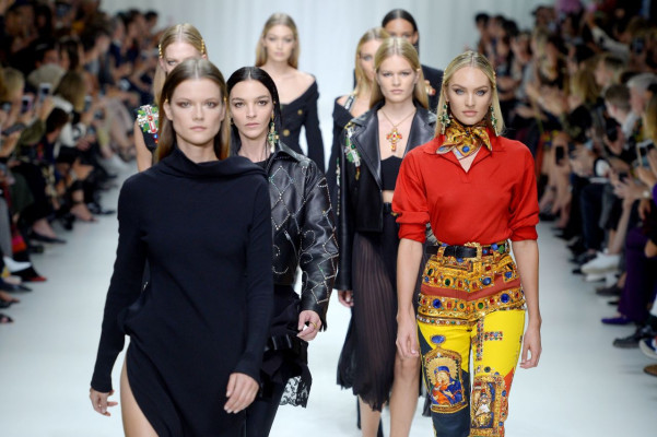 Candice Swanepoel – Versace Show in Milan 