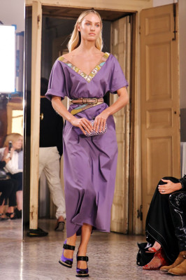 Candice Swanepoel – Bottega Veneta Show in Milan