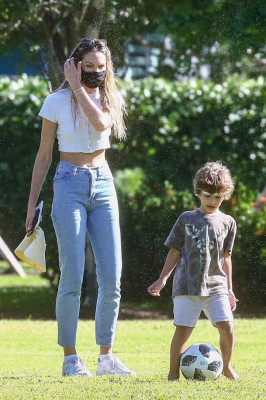 Candice Swanepoel - Miami, Dec 23 '20
