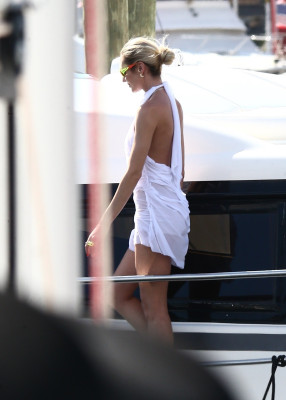 Candice Swanepoel - Miami Beach 12/12/2021