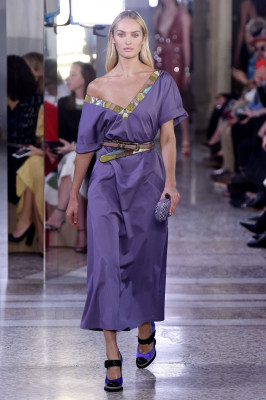 Candice Swanepoel – Bottega Veneta Show in Milan