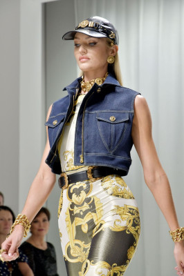 Candice Swanepoel – Versace Show in Milan 