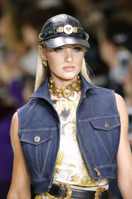 Candice Swanepoel – Versace Show in Milan 