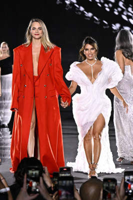 Cara Delevingne – Walks L’Oreal Paris Fashion Show at PFW