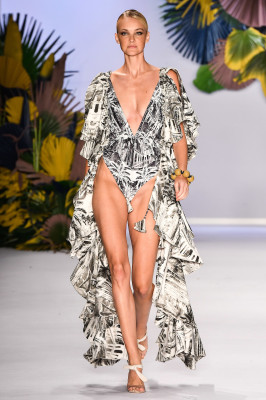 Caroline Trentini - Água de Coco Spring/Summer Fashion show in Sao Paulo