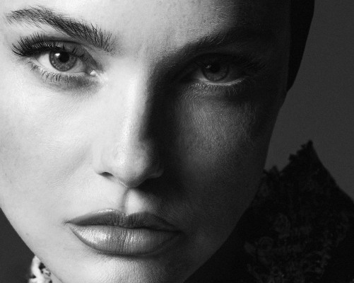 Caroline Trentini ~ Mixed BR 35 Anos Moda e Fé book by Nicole Heiniger